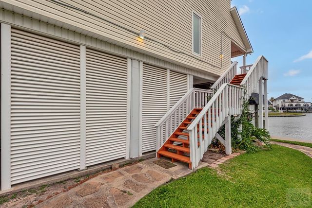 1327 Tiki Drive, Tiki Island, TX 77554