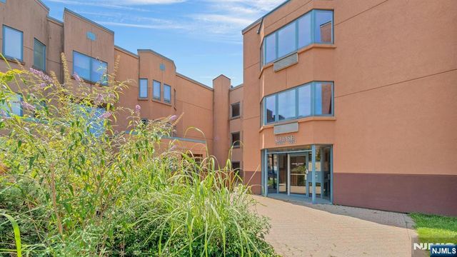 418 Chase Court, Edgewater, NJ 07020