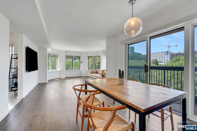 418 Chase Court, Edgewater, NJ 07020