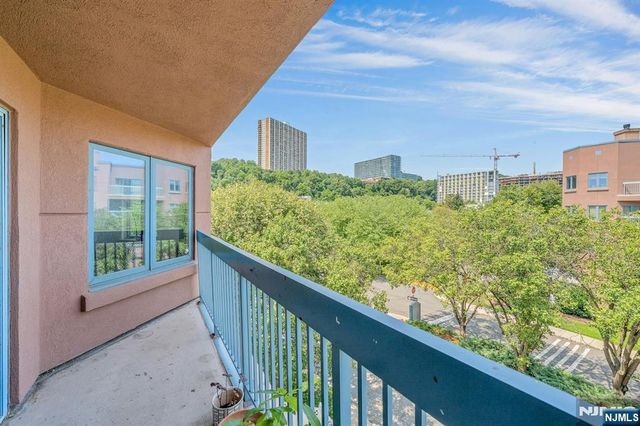 418 Chase Court, Edgewater, NJ 07020