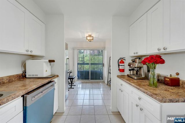 418 Chase Court, Edgewater, NJ 07020