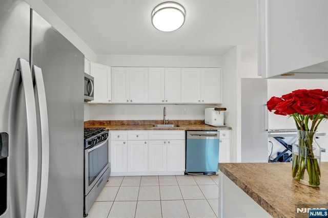 418 Chase Court, Edgewater, NJ 07020