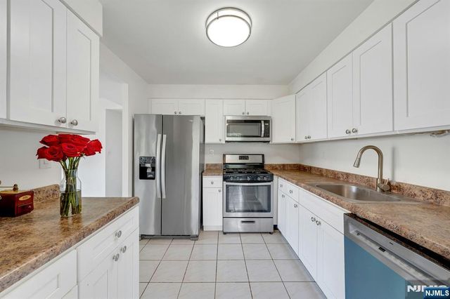 418 Chase Court, Edgewater, NJ 07020