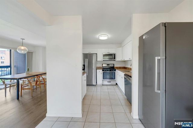 418 Chase Court, Edgewater, NJ 07020