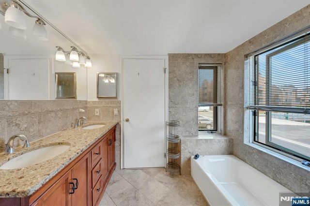 418 Chase Court, Edgewater, NJ 07020