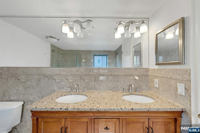 418 Chase Court, Edgewater, NJ 07020