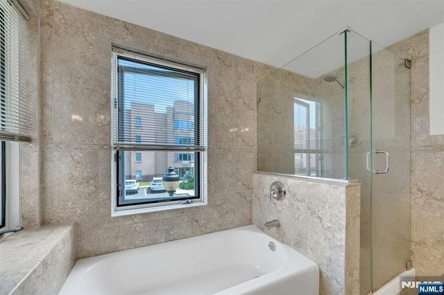 418 Chase Court, Edgewater, NJ 07020