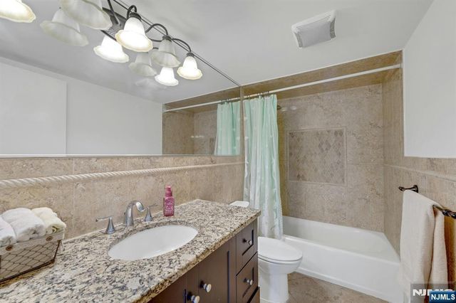 418 Chase Court, Edgewater, NJ 07020