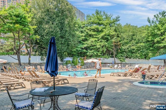 418 Chase Court, Edgewater, NJ 07020