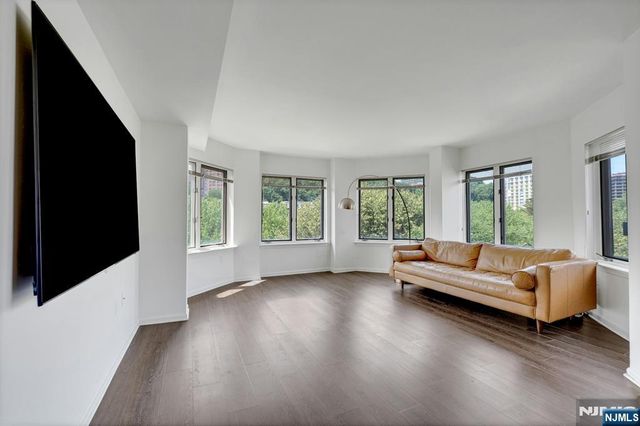 418 Chase Court, Edgewater, NJ 07020