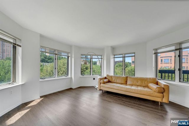 418 Chase Court, Edgewater, NJ 07020