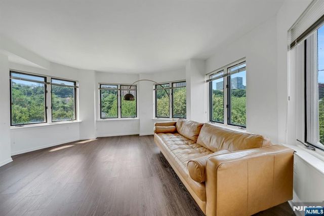 418 Chase Court, Edgewater, NJ 07020