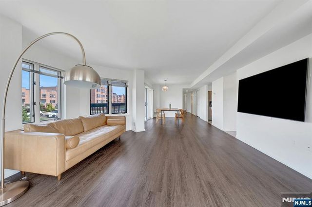 418 Chase Court, Edgewater, NJ 07020