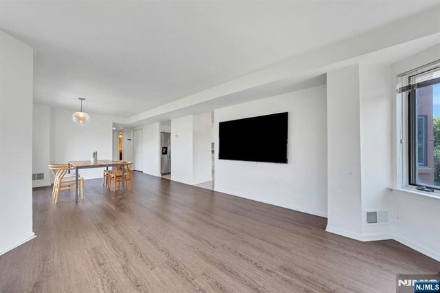 418 Chase Court, Edgewater, NJ 07020
