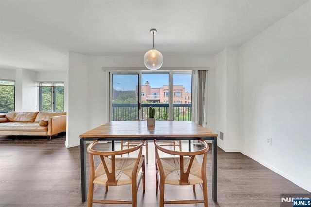 418 Chase Court, Edgewater, NJ 07020