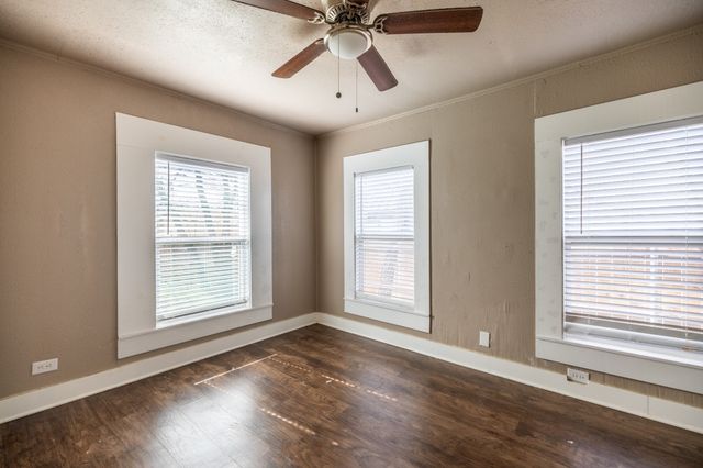 203 W Purdom Avenue, Alvarado, TX 76009