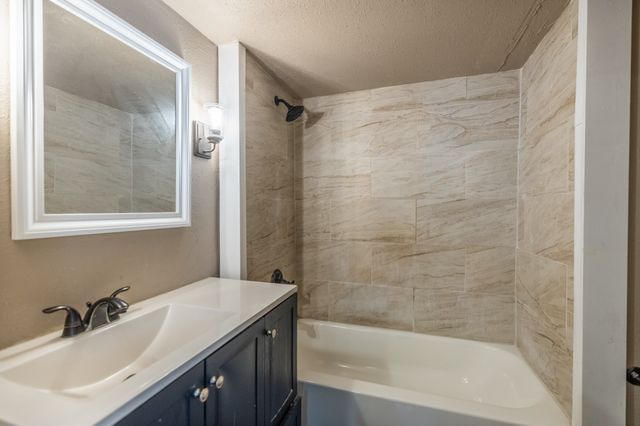 203 W Purdom Avenue, Alvarado, TX 76009