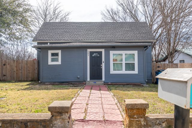 203 W Purdom Avenue, Alvarado, TX 76009