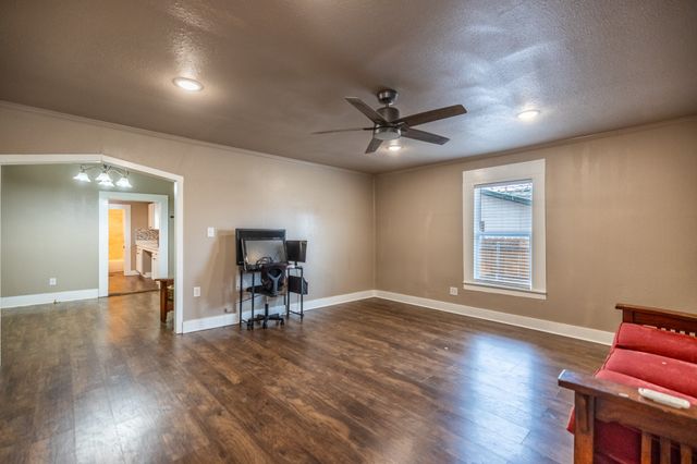 203 W Purdom Avenue, Alvarado, TX 76009