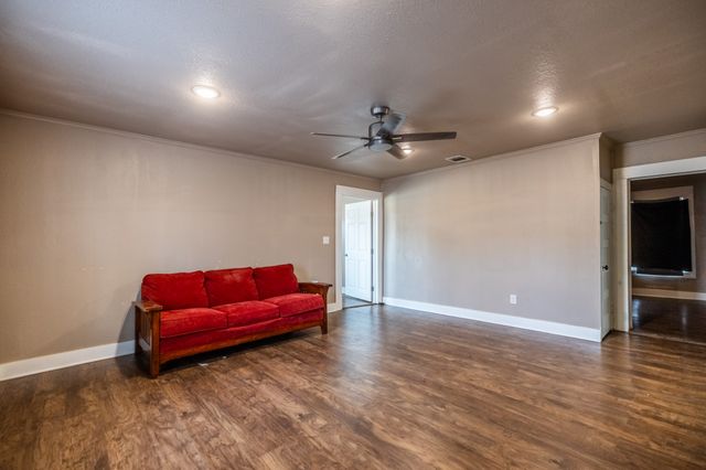 203 W Purdom Avenue, Alvarado, TX 76009