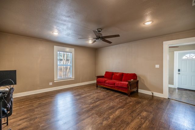 203 W Purdom Avenue, Alvarado, TX 76009