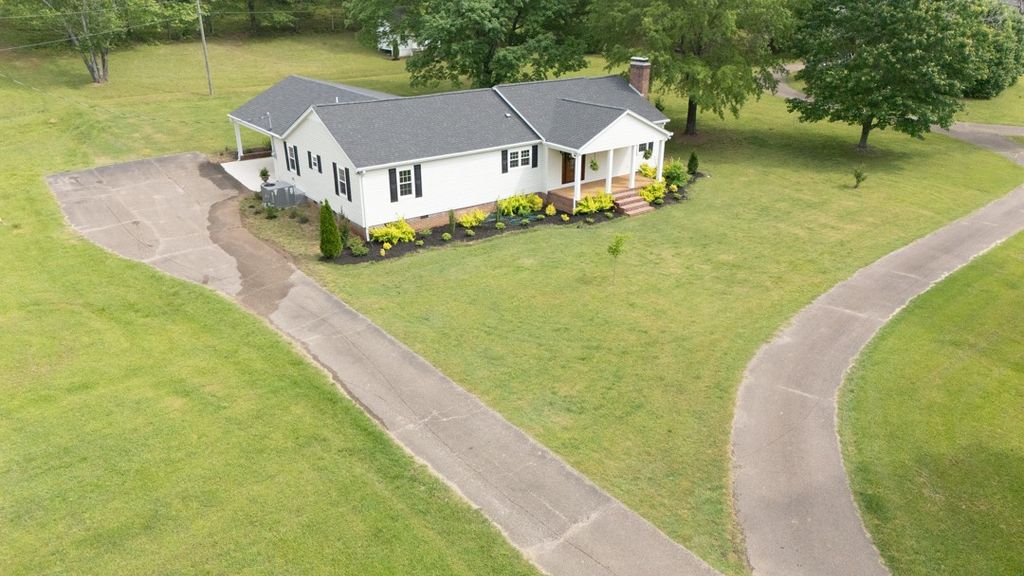 1152 E Poplar Ave, Selmer, TN 38375