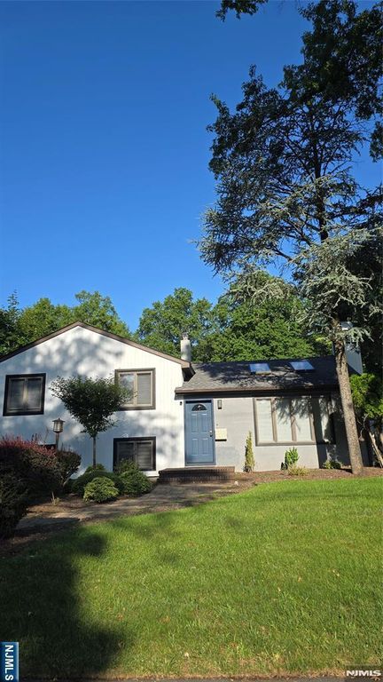 10 Willis Drive, Closter, NJ 07624