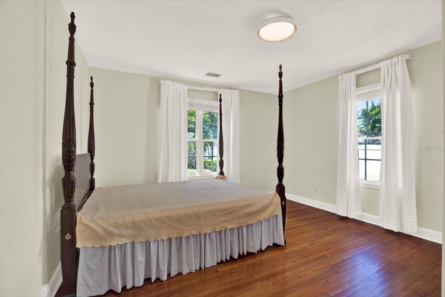 156 21ST AVENUE NE, St Petersburg, FL 33704
