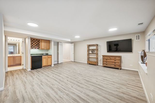 1053 N Glenview Court, Palatine, IL 60067