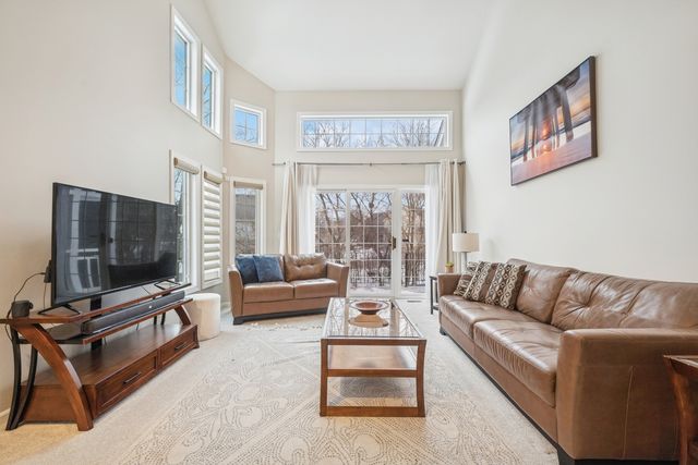 1053 N Glenview Court, Palatine, IL 60067