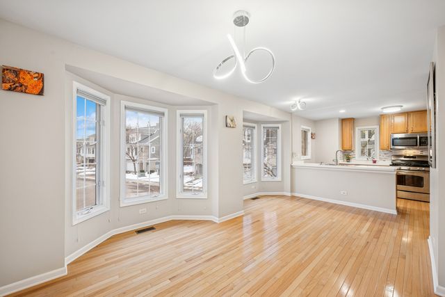 1053 N Glenview Court, Palatine, IL 60067