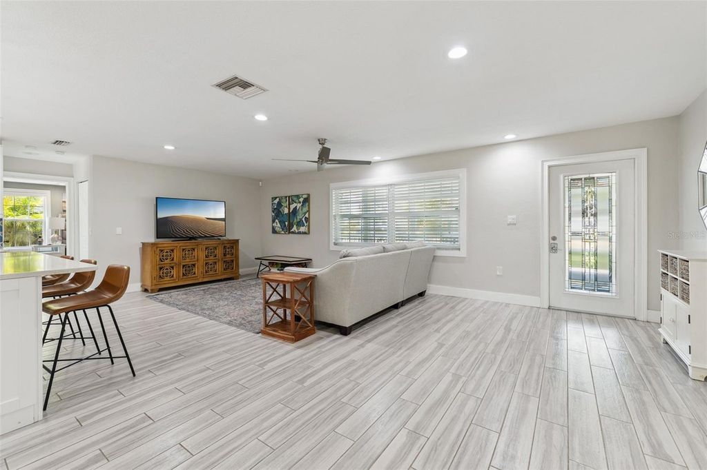 Image 9 of property listing at 302 W COMANCHE AVENUE, Tampa, FL 33604