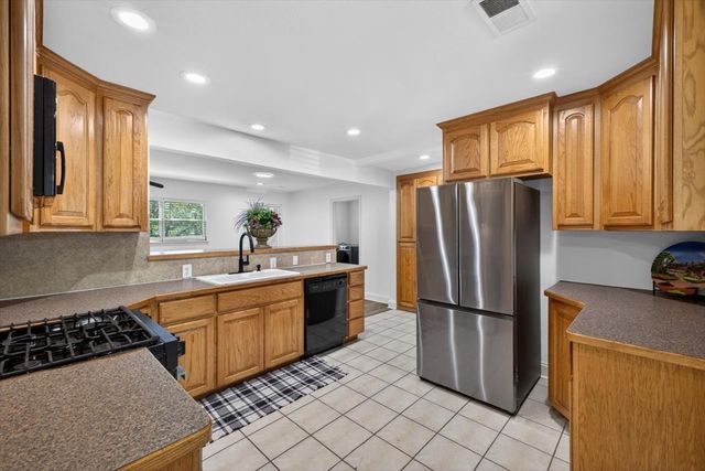 6828 Greenlee Street, Fort Worth, TX 76112