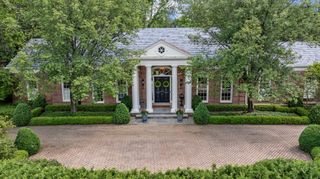 675 E Woodland Road, Lake Forest, IL 60045