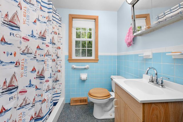 19 Nehoiden Street, Harwich Port, MA 02646