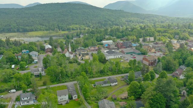 27 Grays Lane, Tannersville, NY 12485