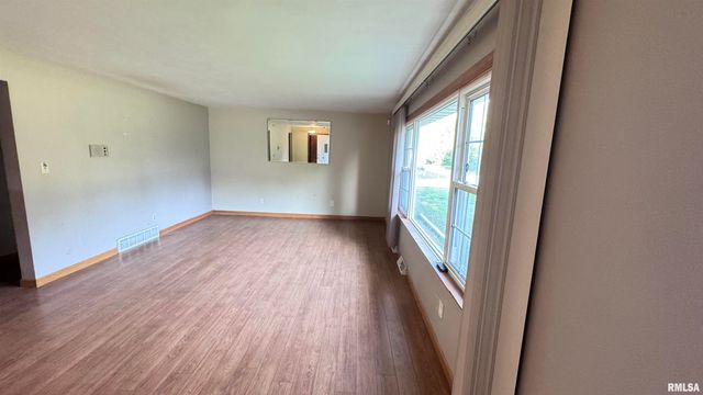 3131 E Enos Avenue, Springfield, IL 62702
