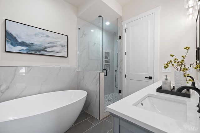 3658 Stettinius Avenue, Cincinnati, OH 45208