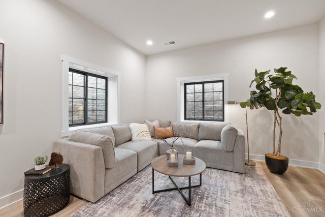 3658 Stettinius Avenue, Cincinnati, OH 45208