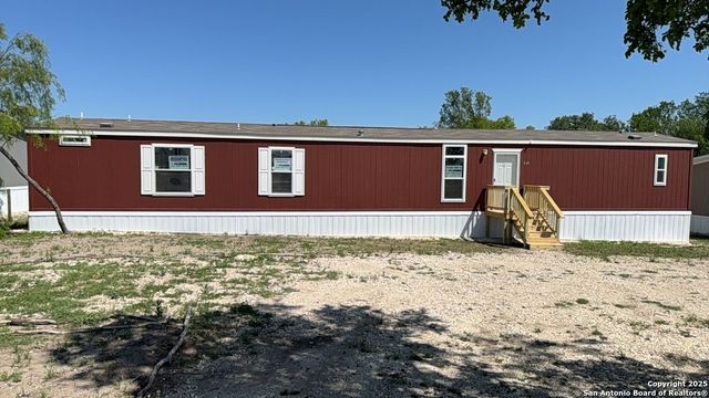 224 Forest Creek, Devine, TX 78016