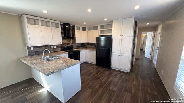 224 Forest Creek, Devine, TX 78016