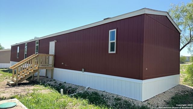 224 Forest Creek, Devine, TX 78016