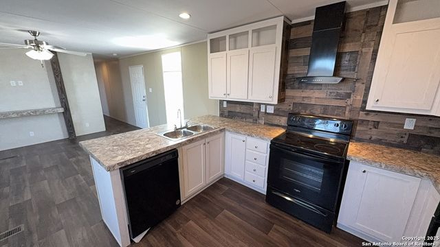 224 Forest Creek, Devine, TX 78016