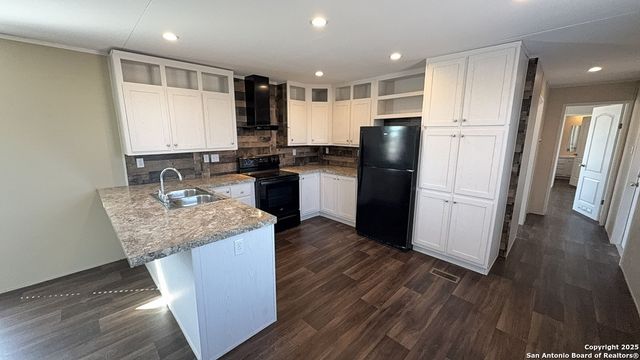 224 Forest Creek, Devine, TX 78016