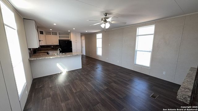 224 Forest Creek, Devine, TX 78016