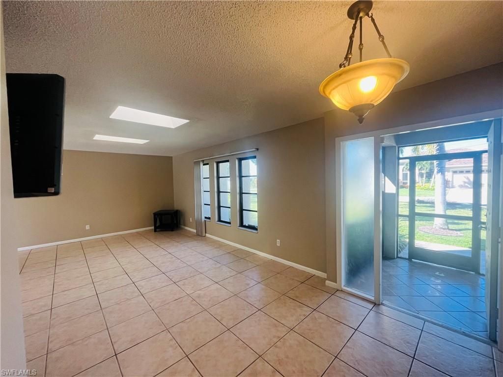 Image 2 of property listing at 3019 SE 5th PL, Cape Coral, FL 33904