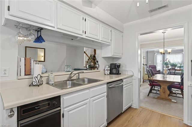 5320 Brookstone LN, Virginia Beach, VA 23455