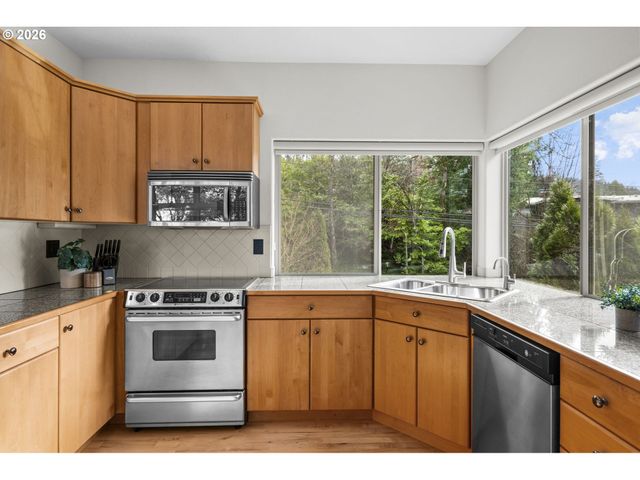 4249 Sw DOSCH Rd, Portland, OR 97239