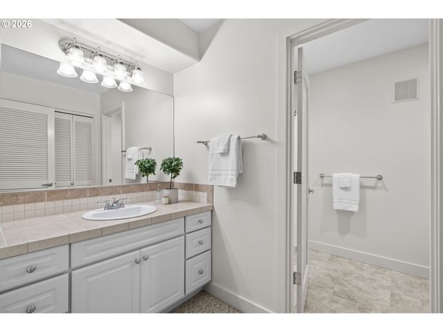 4249 Sw DOSCH Rd, Portland, OR 97239