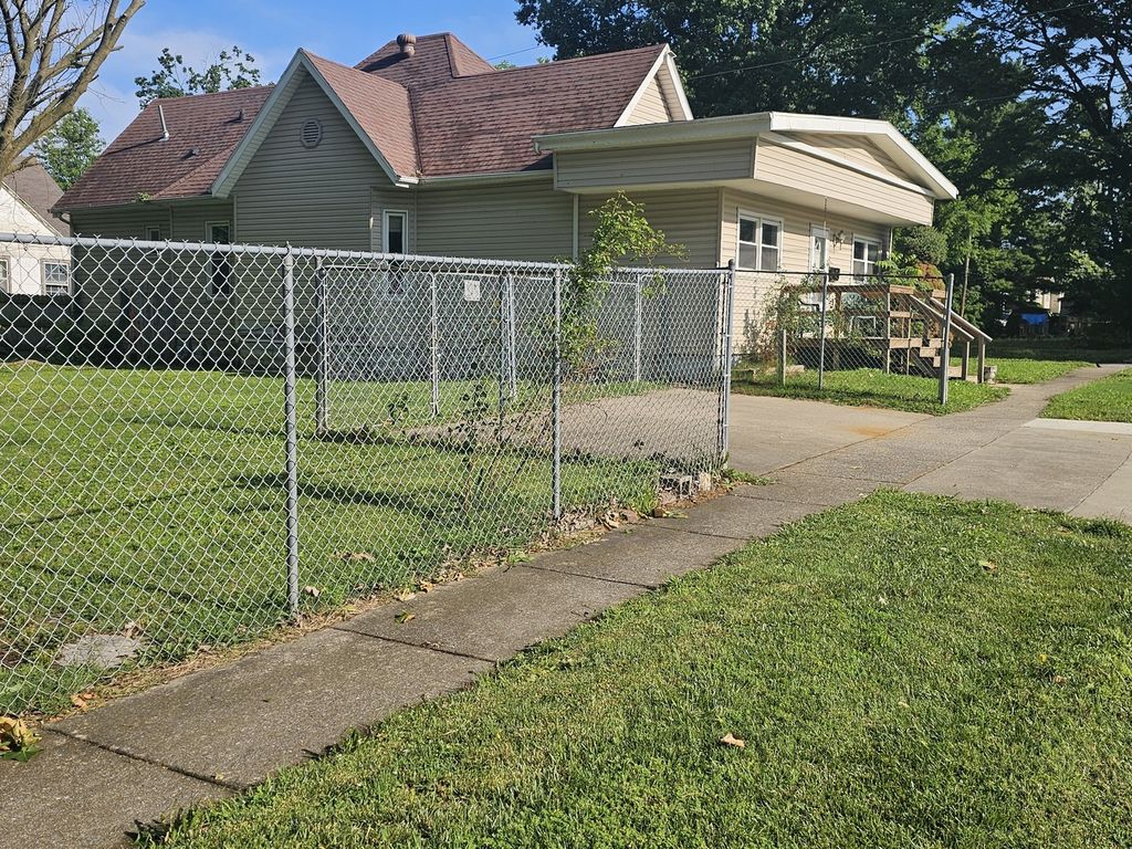 Image 1 of property listing at 401 S 20th Street, Mt Vernon, IL 62864